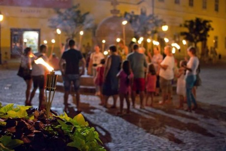 Titkos túra – fáklyás esti városnézések és fényfestés a Nemzeti Emlékhelyen